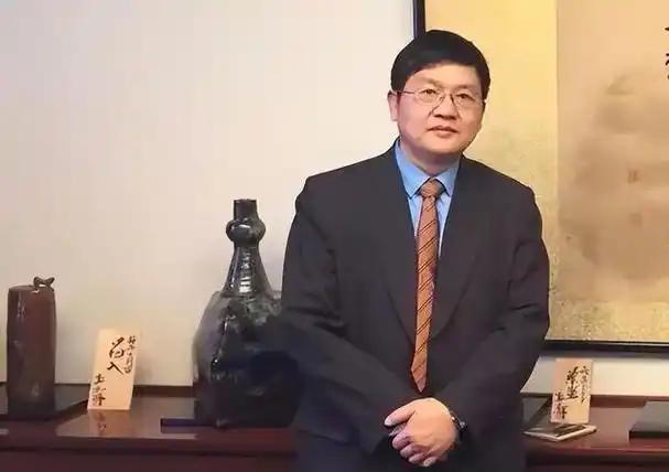 中国发布赴日安全提醒后，复旦教授冯玮仍高调建议学生赴日留学，并称相关选择体现“爱