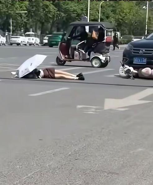 5月19日海淀融媒报道，四川某城市的路口，一段现场视频在网上火速传开。画面里