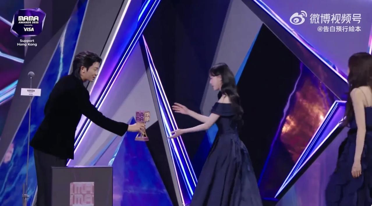 中文发言传暖意宁艺卓用真诚点亮MAMA舞台当MAMA颁奖礼的聚光灯聚焦于