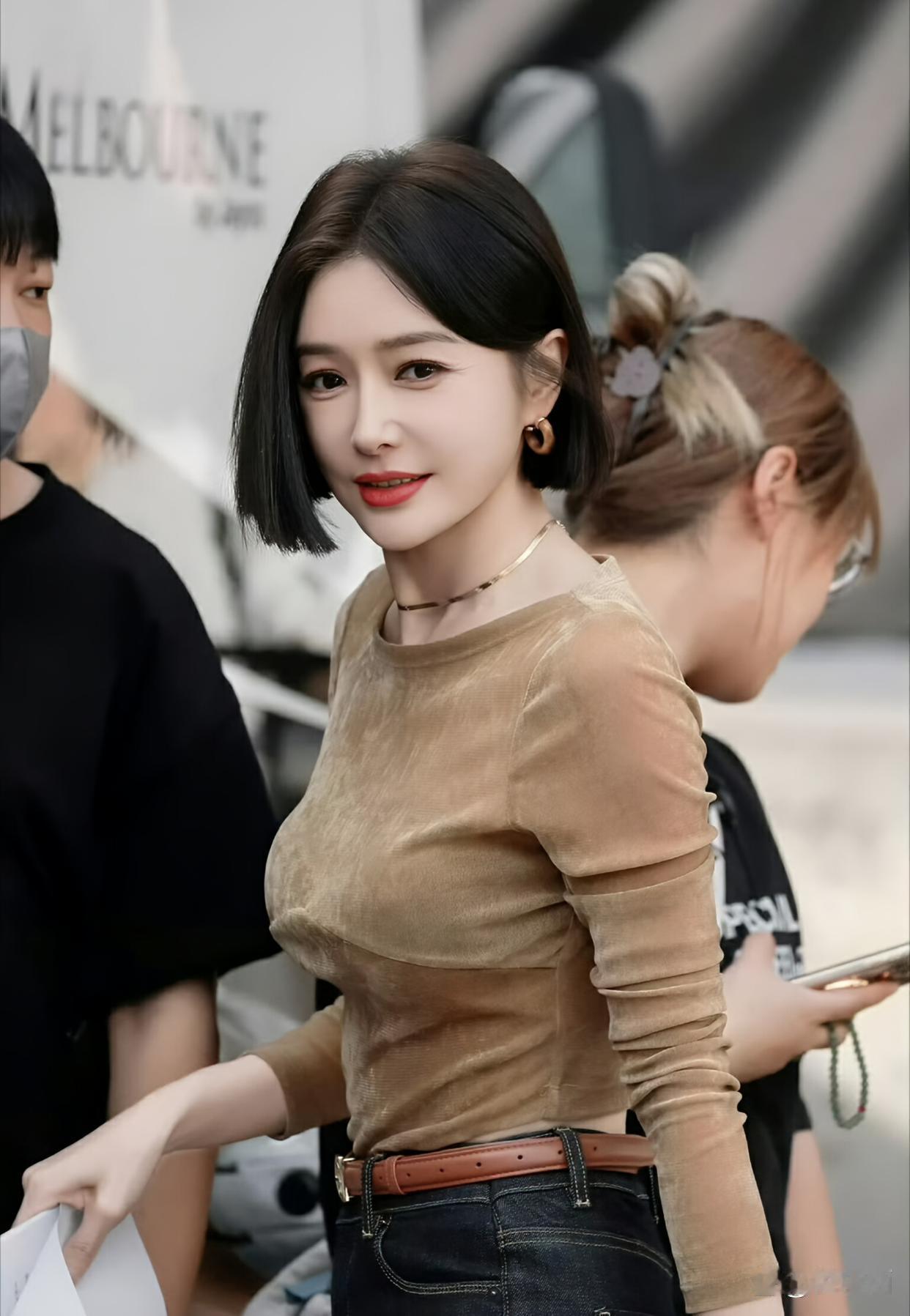 45岁秦岚的状态太绝了！紧身上衣搭配牛仔裤，将“水蜜桃”身材曲线完美勾勒，藏都藏