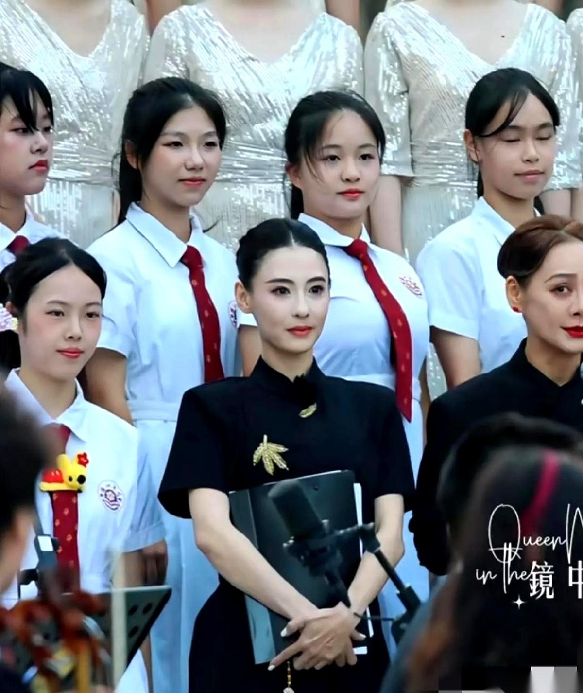 刷到张柏芝那张照片，我真的一下子就沉默了。四十多岁，生了三个娃，她站在那里，跟