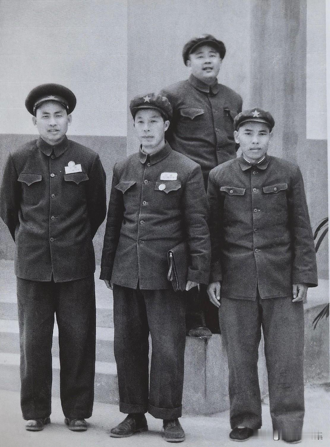 1950年，莫文骅（左二）在广西军区司令部与李天佑等合影。莫文骅，广西南宁人，原