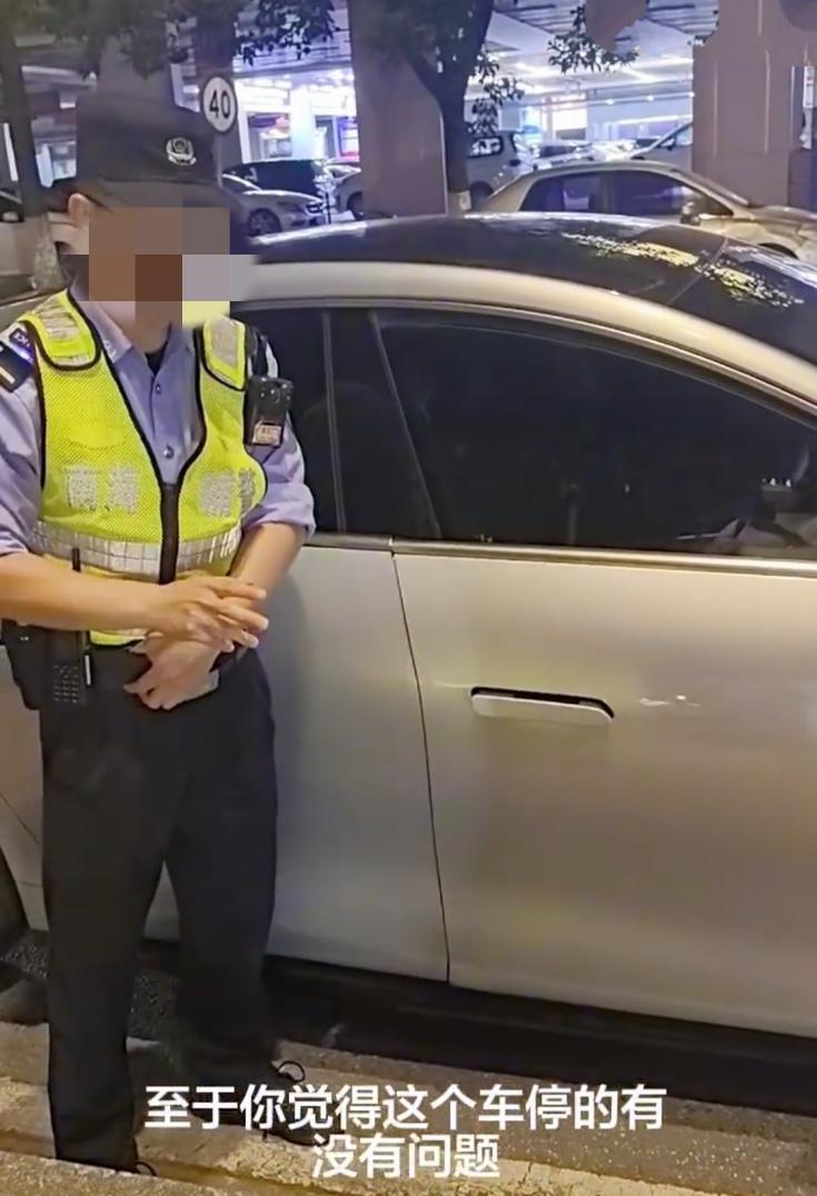 女子过生日打网约车去赴约，到了地方，开门下车，车门下沿蹭到了路边台阶，起初女乘客