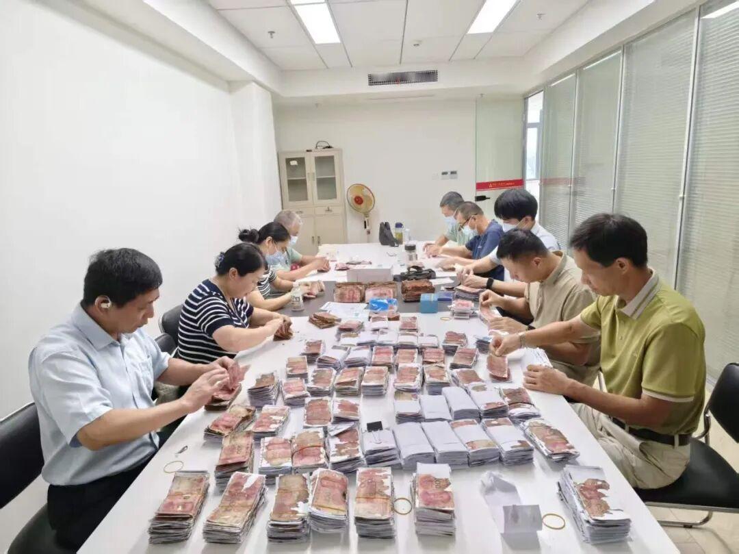 “一百多万元，被老人埋在地里，全烂了。”湖北麻城市的一位老人为防钱被鼠咬、防