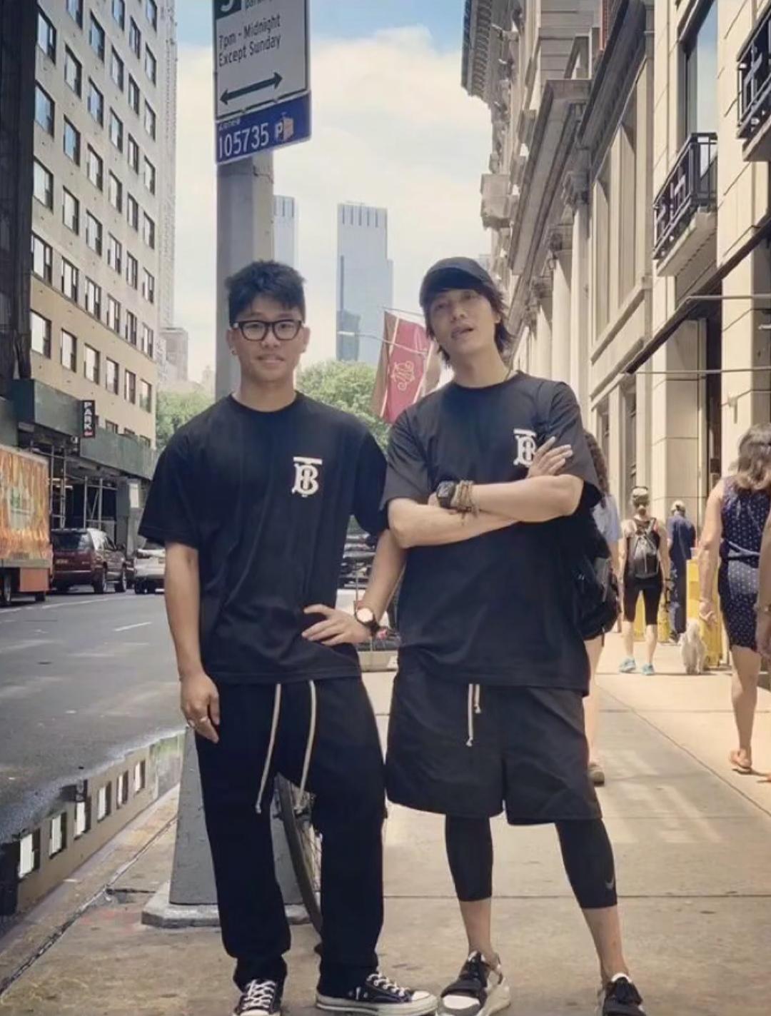 陈坤26岁那年，有了儿子陈尊佑，那时他还没红，却毅然扛起做父亲的责任。面对外