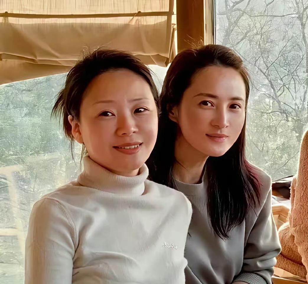 47岁蒋勤勤和老同学在重庆聚会，大伙儿一起在重庆到处去逛，最后一起去吃火锅，度过