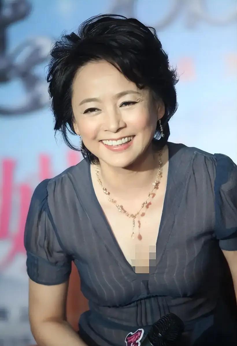 网上流传这样一段故事：69岁的张瑜走进公证处，签完法律文书，网传北京四合院、上海