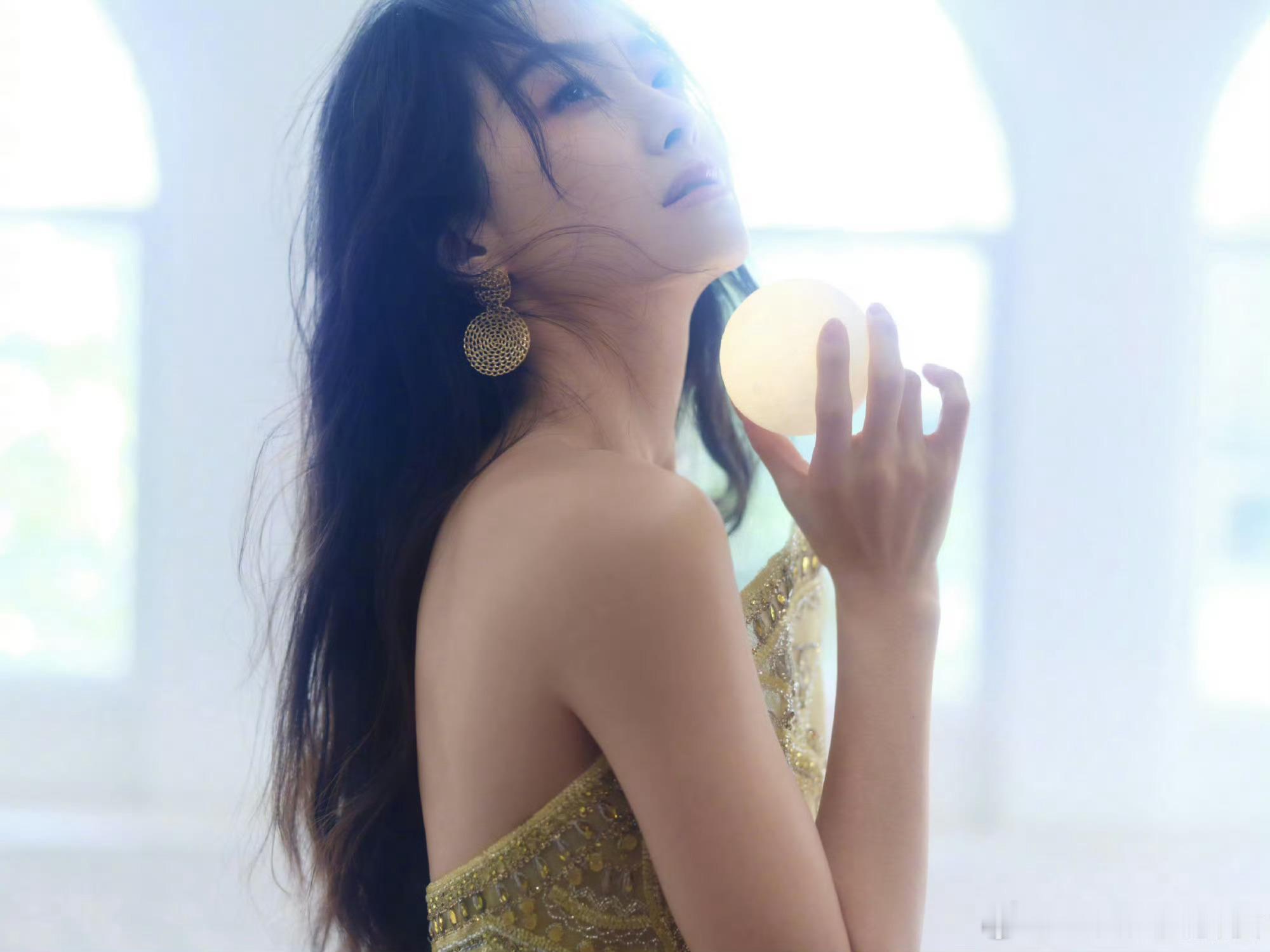 宋茜身穿TonyWard2020春夏定制系列纱裙装出镜中秋写真大片🎉是美