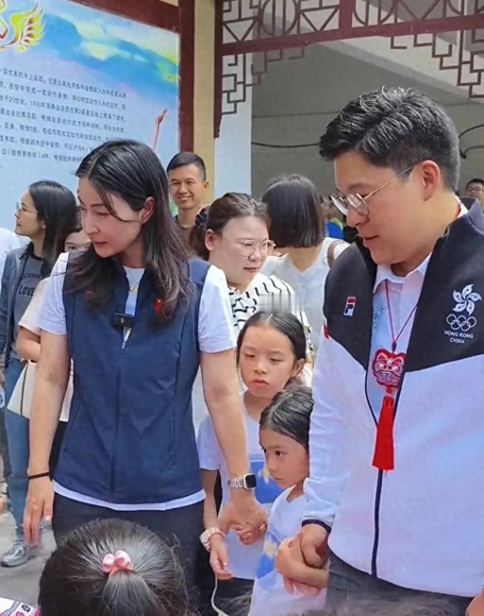 郭晶晶一家贵州行：豪门育儿也有“烟火气”咱都说啊，豪门生活那简直就是云里雾里的