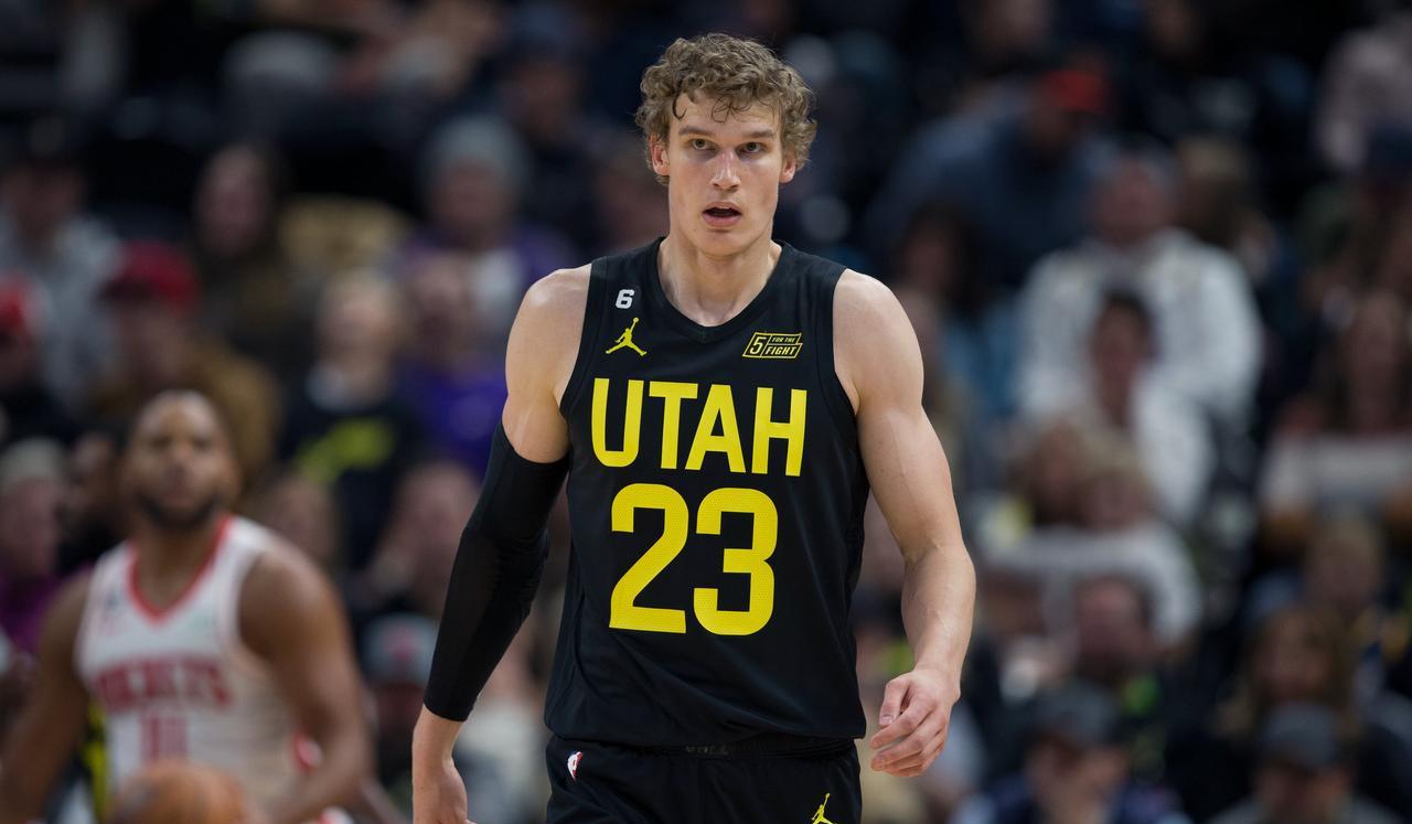 爵士重建即将完成？据名记MichaelScotto报道，爵士队希望今夏获得一