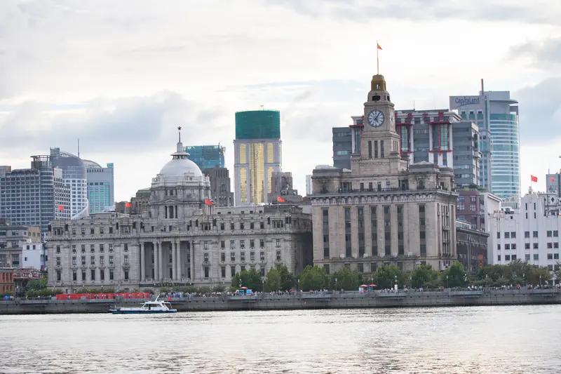 外地人钟情上海，缘由众多。上海外滩的地标建筑极为震撼，国内鲜少有如此集中且宏伟的