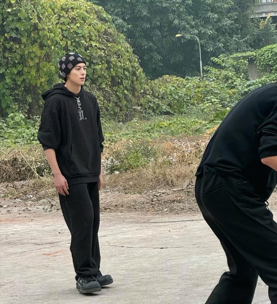 26岁的王鹤棣回到四川乐山老家，和农村的小伙伴们一起打篮球，活人感十足。他穿得很