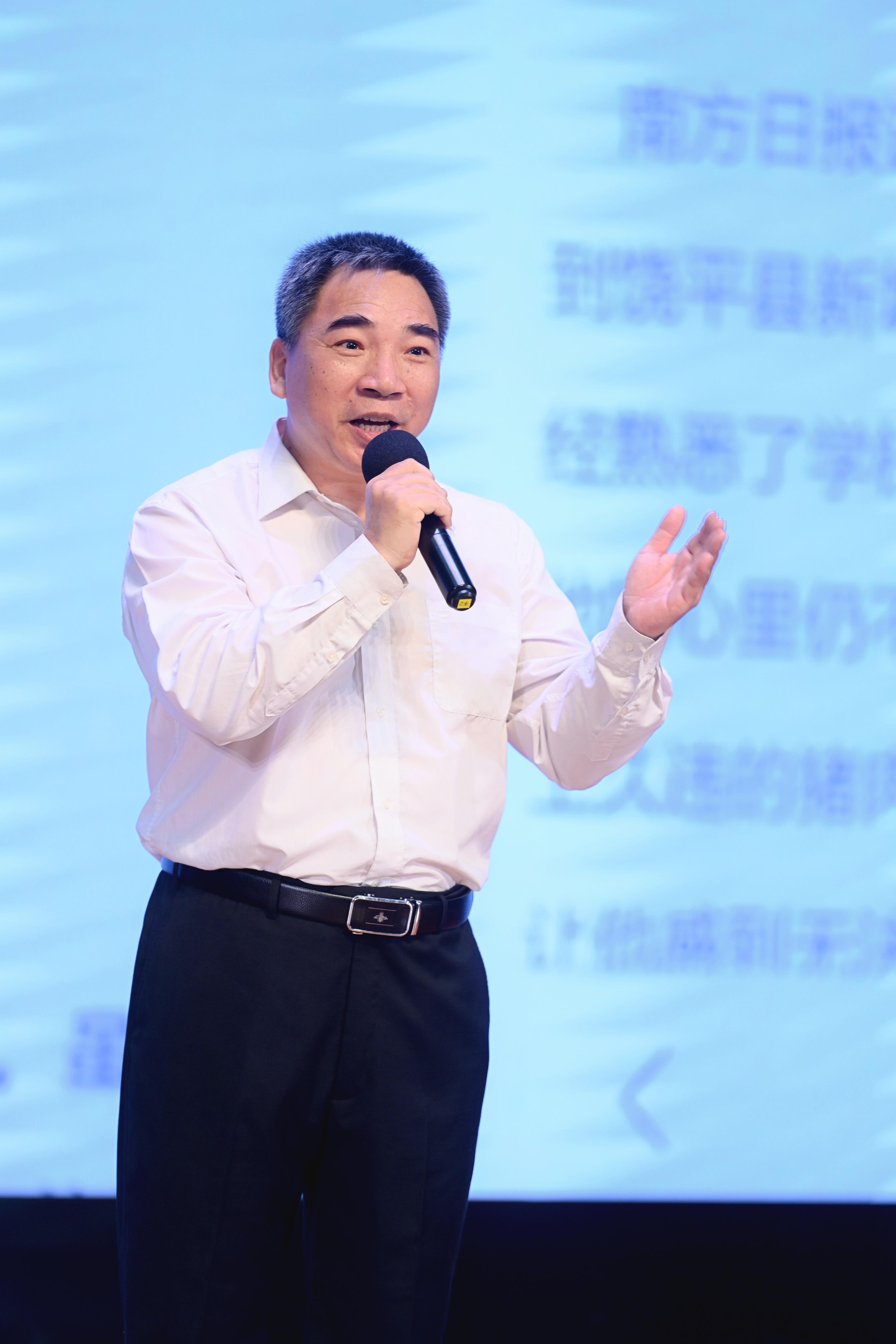 周虎：用爱与歌声点亮乡村教育之路