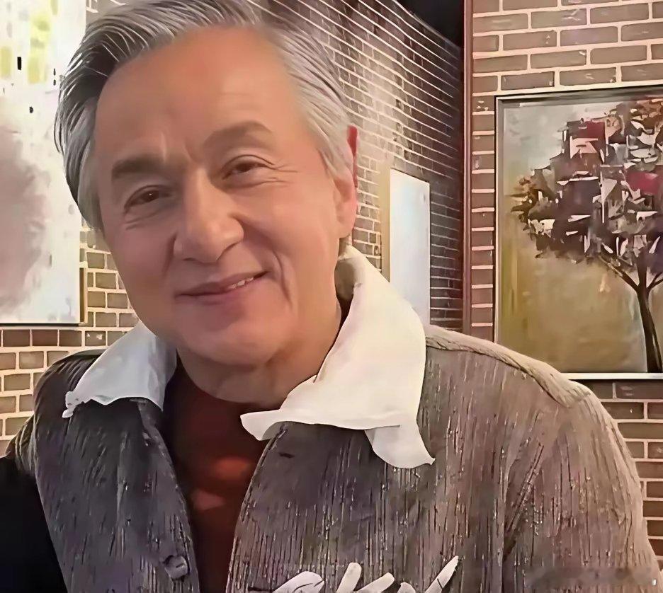 成龙还是心疼女儿！昨天香港娱记爆料，成龙偷偷给女儿吴卓林把房租交了，这是没有让她