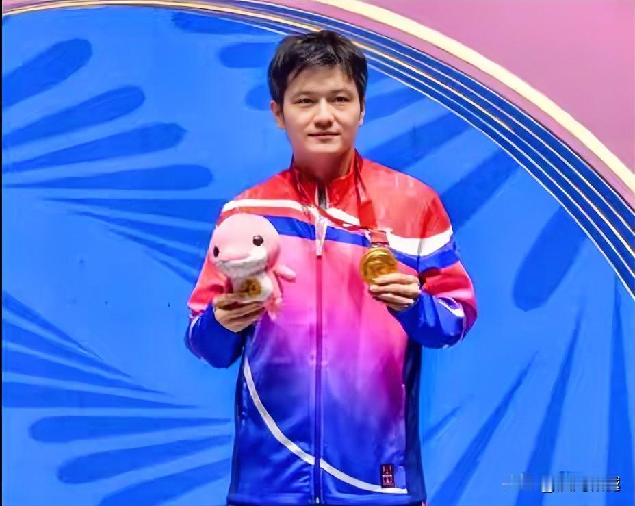 樊振东获得伦敦世乒赛团体赛参赛资格后，出现了两种腔调：一个是端着饭、圈在一起的