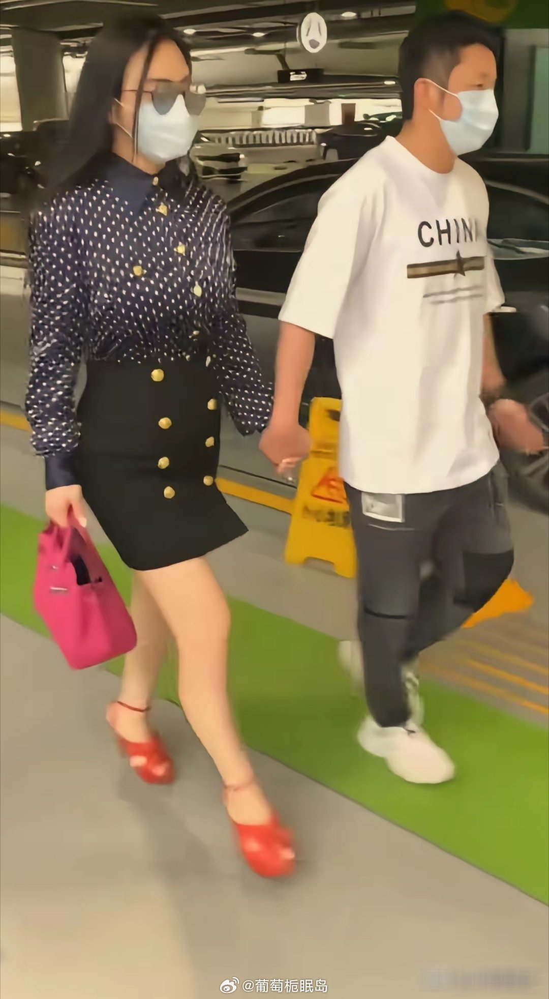 冉莹颖又火了，这次火的原因是她的穿搭。​都是很贵的衣服，但是堆在一起太夸张​​