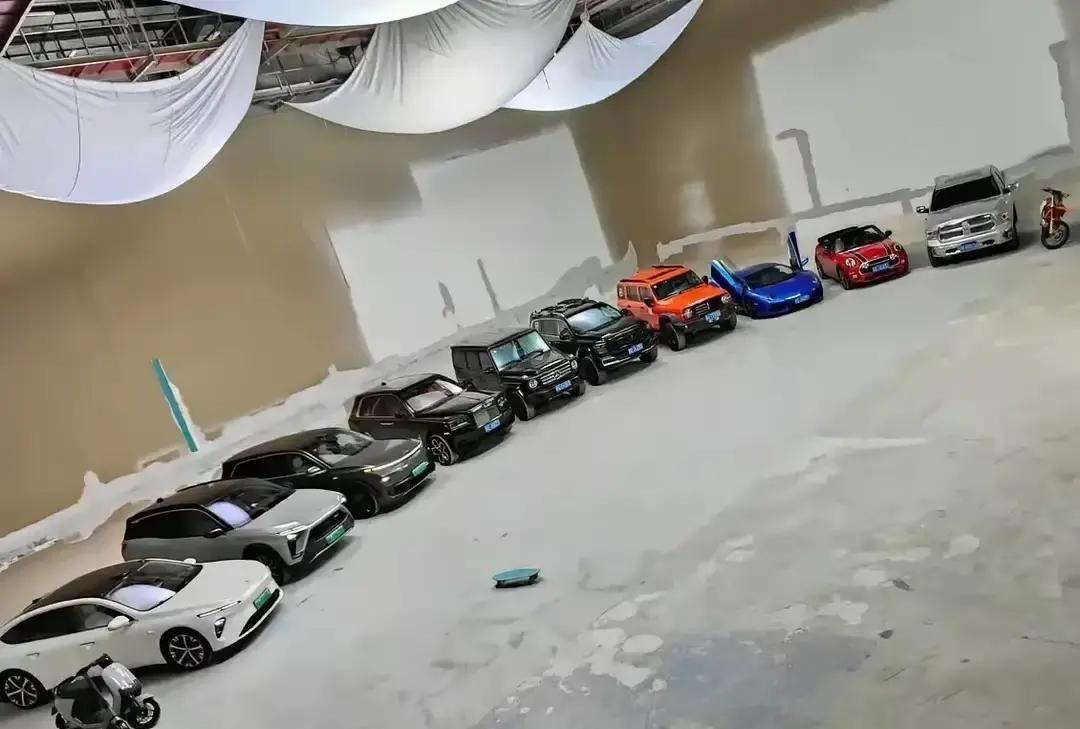 陈震车库被粉丝翻了个底朝天，谁还在谁消失一清二楚。三年前常出镜的那辆灰色德系性