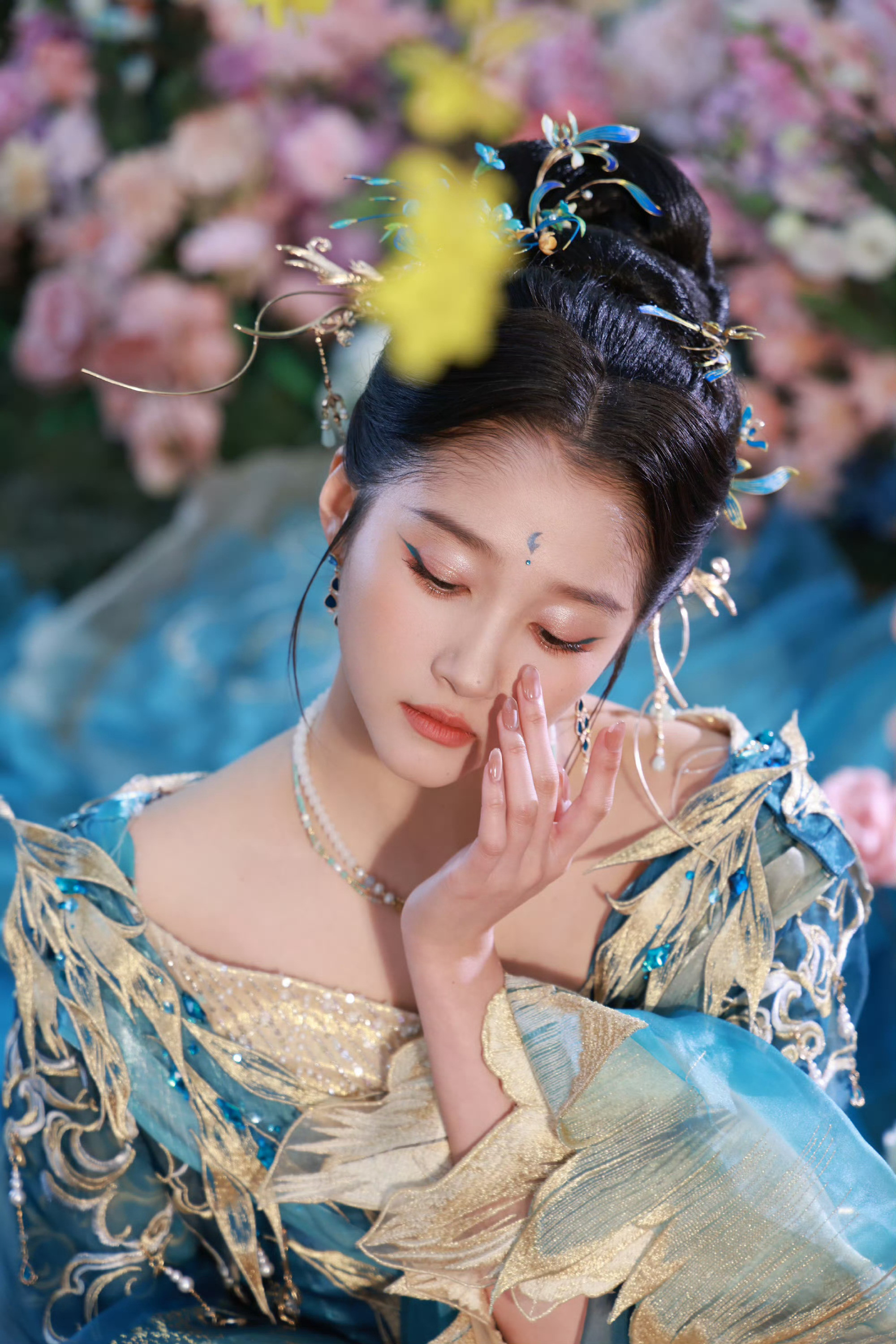 关晓彤青鸟神女哇塞，关晓彤这个造型太惊艳了，这就是神女下凡吗，好有东方神话的韵