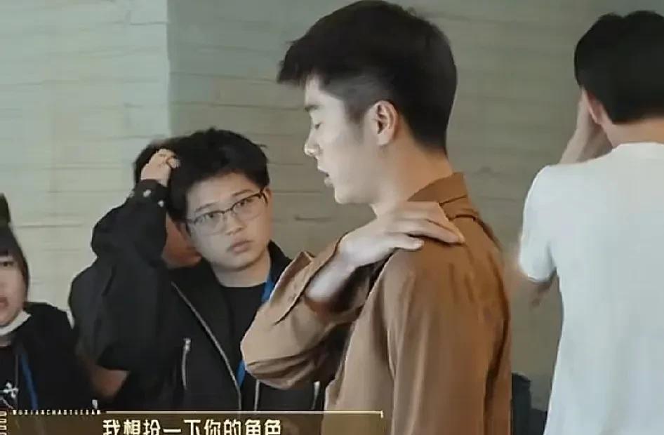 刘奕畅狂妄的对洪尧说：“我要和你pk演技，要抢你这个角色！”洪尧：“我可以不接受