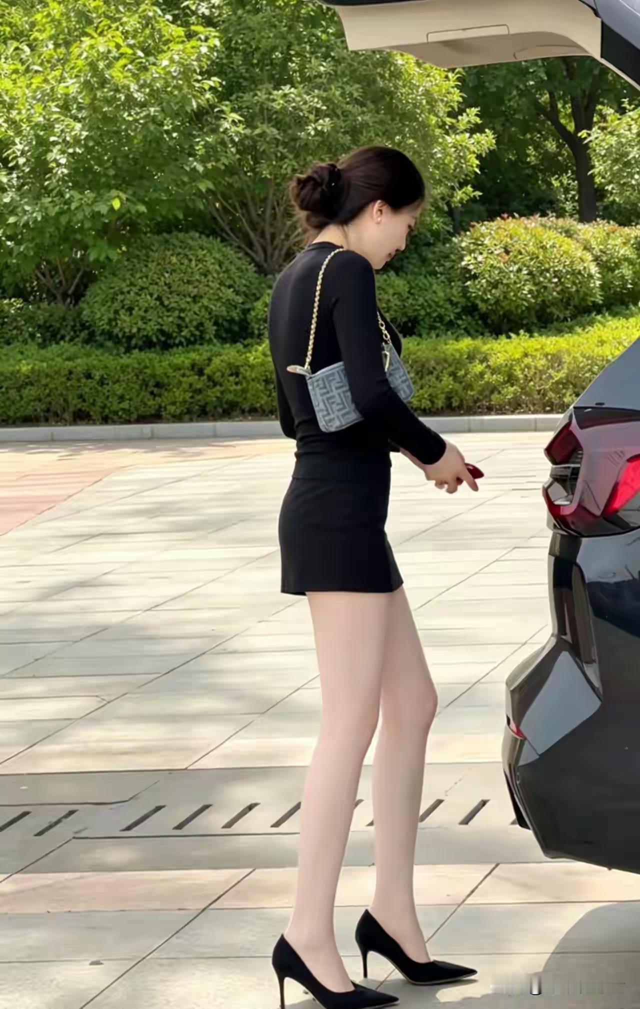 原本公园就美，又看到一位赏心悦目的更靓的美女来此处拍照游玩打卡，这样的景观会让人