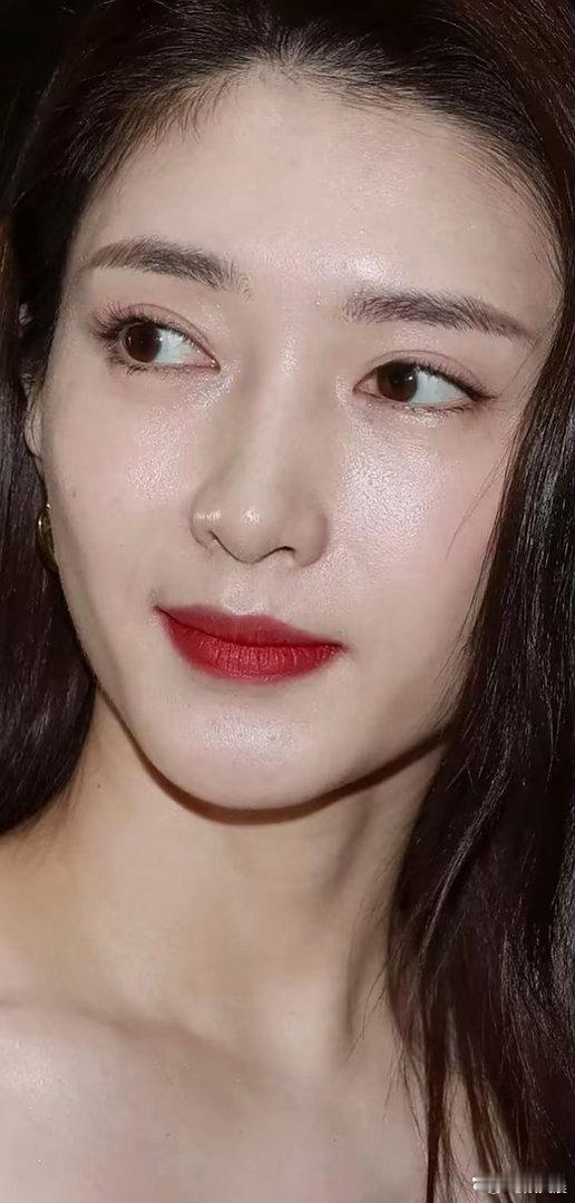 江疏影原生状态太能打，直面无美颜无滤镜镜头，肤质颜值全程在线，优雅气质浑然天成，