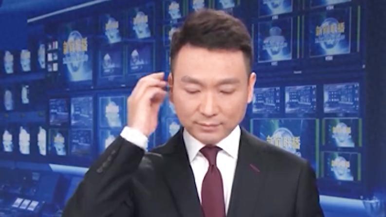 2020年，康辉在《新闻联播》直播时，突然用了2秒钟去调整耳机，没曾想，就是这个