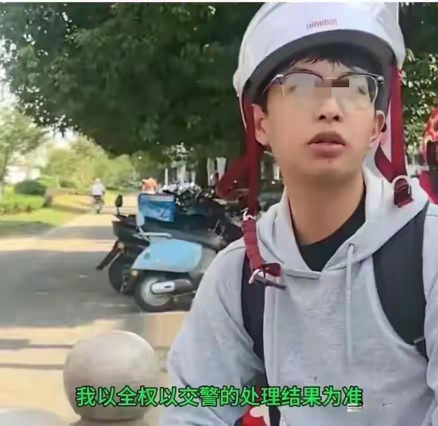“我听交警的”事件，一年后有了新后续，前天，民事索赔一审出了结果，支持受害小伙的