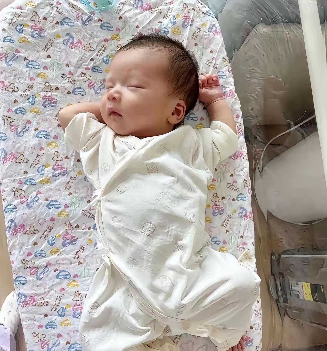 怎么会有一出生就这么爱笑的孩子，一看就太开心！福气满满！直播的时候，还在