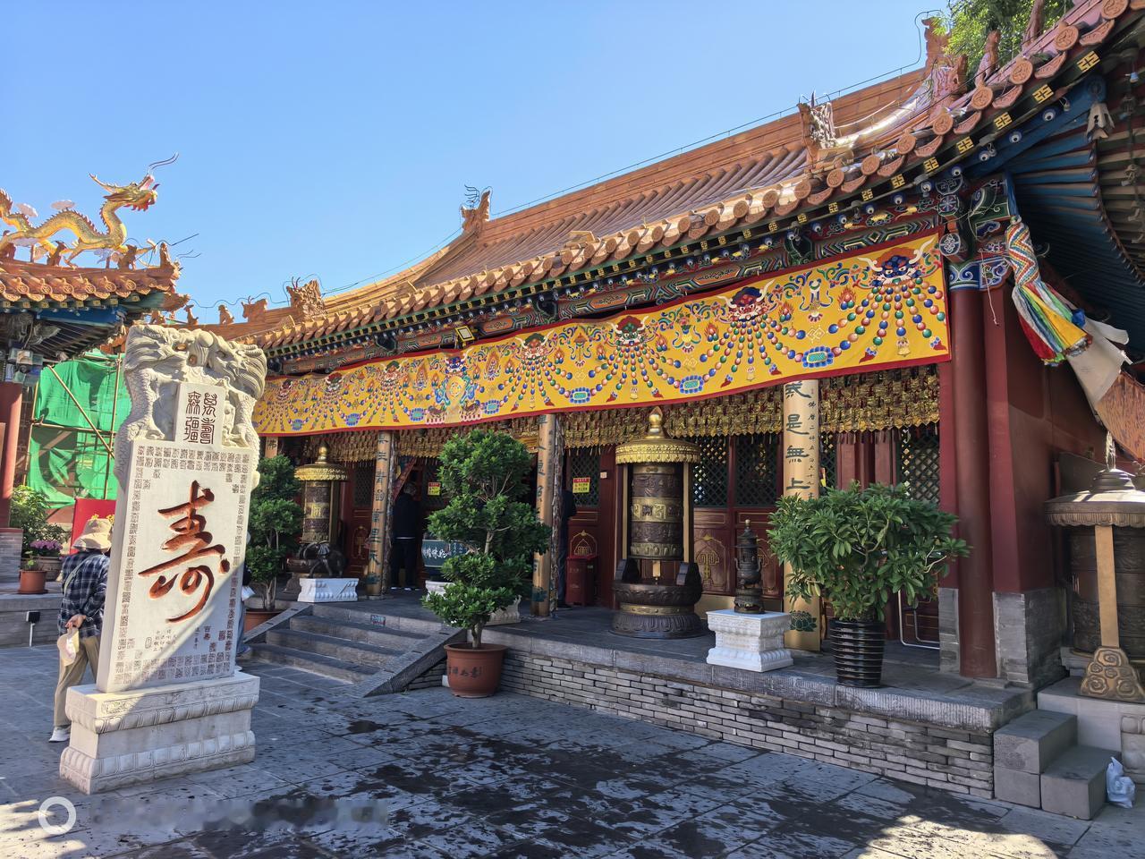 大召无量寺建于明朝，有着四百多年历史，寺内银佛、龙雕、壁画三绝！