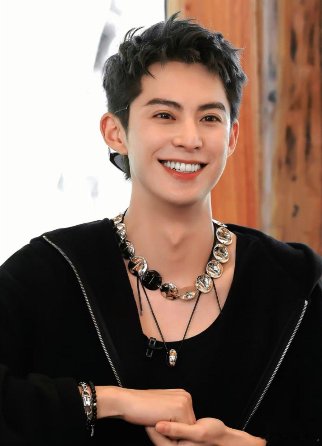 1、最近肖战那可是彻底开启“低调隐身”模式啦,大活动一个都不接,一门心思全扑在看