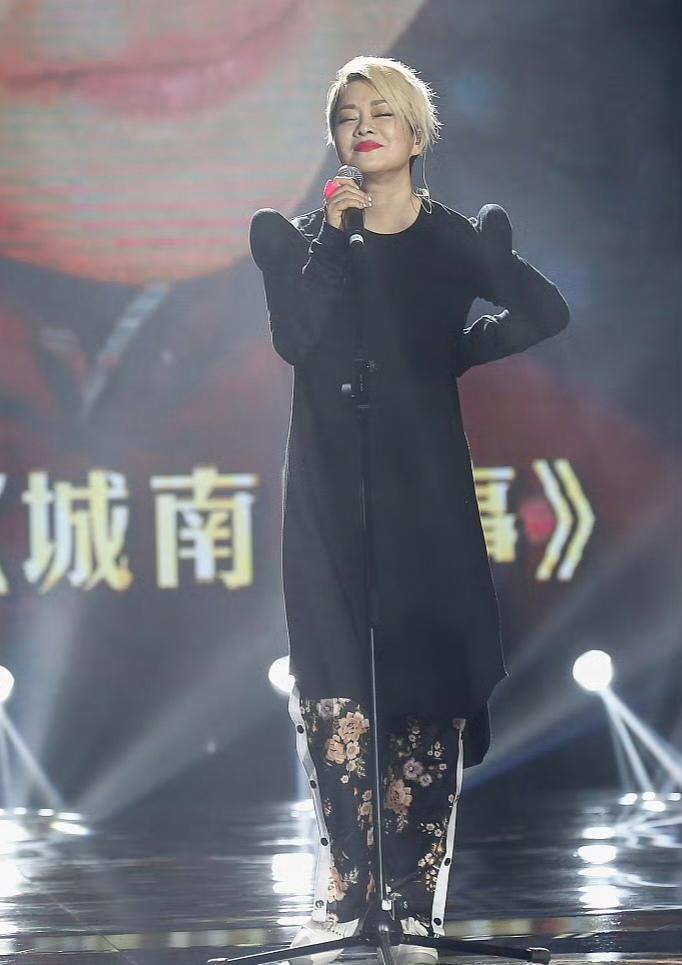 原来最会装扮自己的是毛阿敏，这穿搭效果一看便知，别有风味。六十三岁的毛阿敏，白发