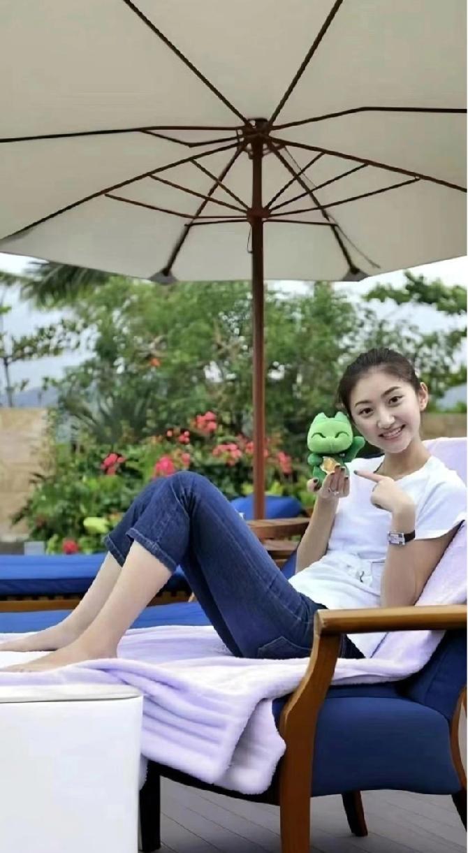 刷到景甜的早期照片，真的被惊艳到了！青涩的脸蛋儿透着满满的少女感，不管是休闲的穿