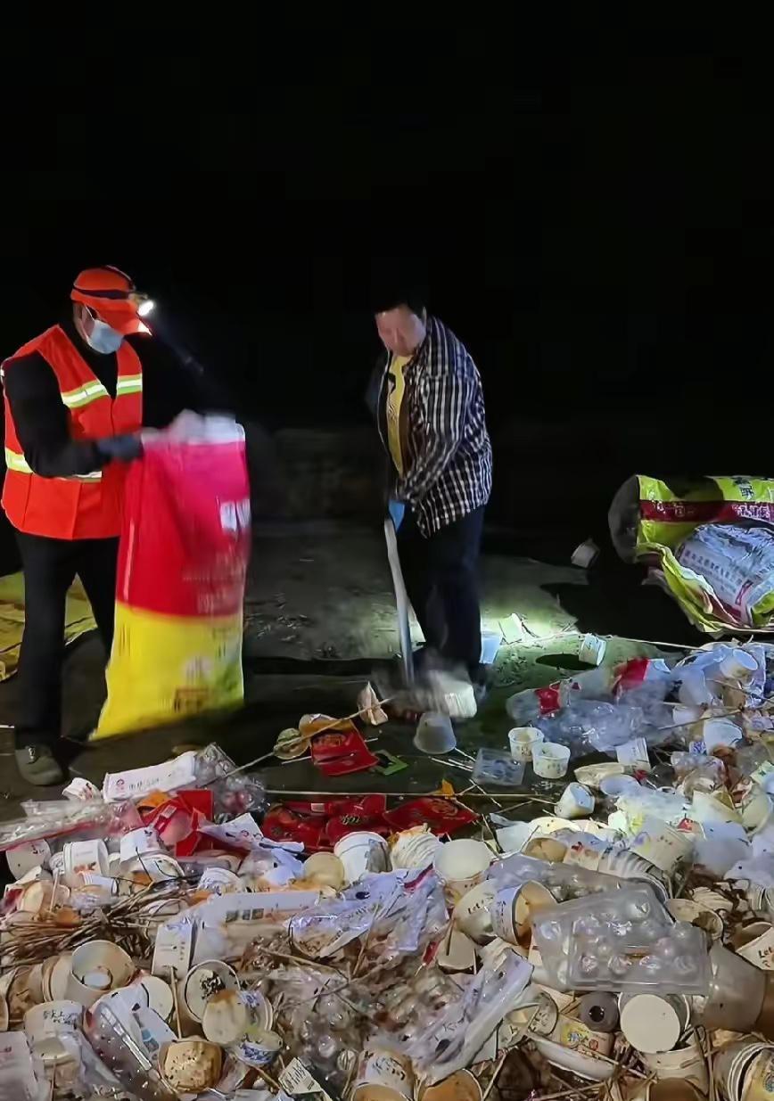 呆呆家的刨猪汤宴结束，人群散去，留下满地垃圾，寒冬深夜，只有荣昌卤鹅哥留下来帮助