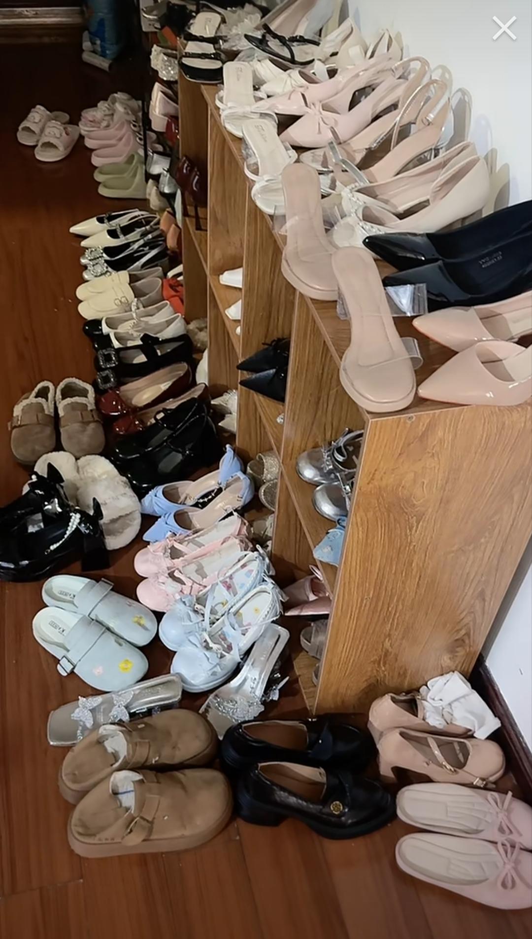 这是啥家庭啊，家里这么多鞋子？[无奈吐舌]