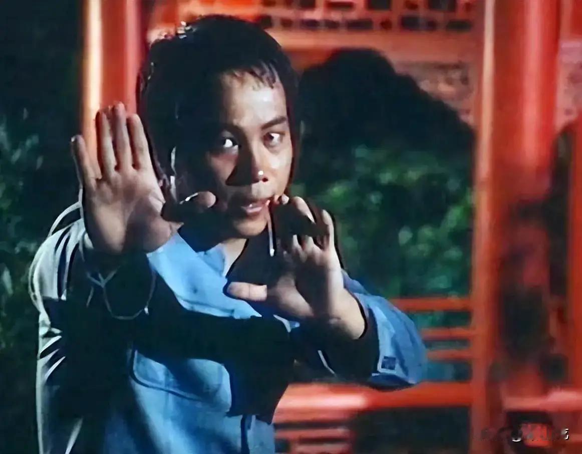 近日，娱乐圈再一次被一则令人震惊的消息击中了心弦——传奇动作明星梁小龙，那个曾经