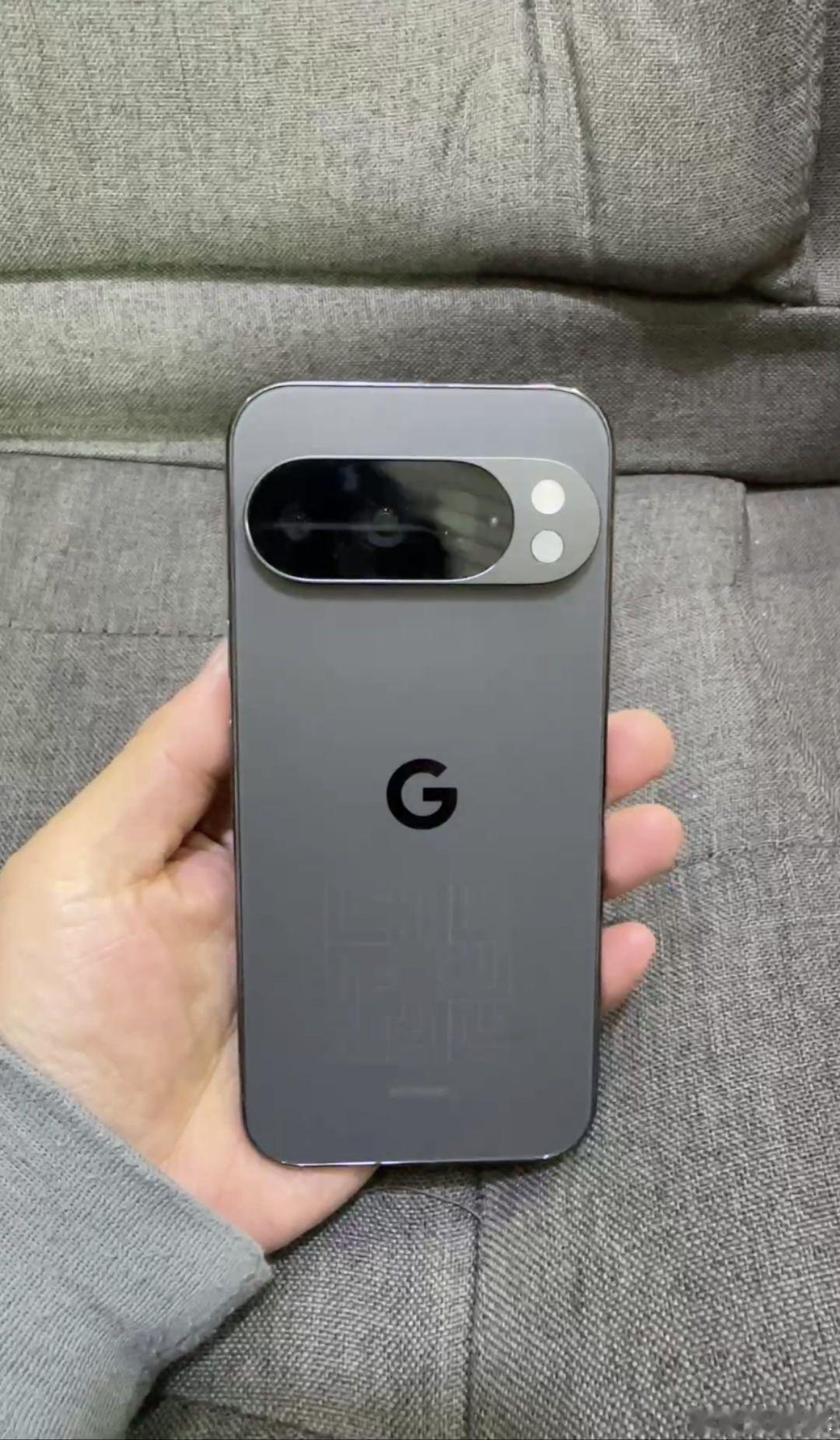 一觉起来，谷歌Pixel10Pro爆水管了，外观上的变化就是卡槽改到了顶部[