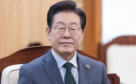 韩国总统李在明，4月19号那天直接带了个近200人的超大经济团，风风火火地往印度