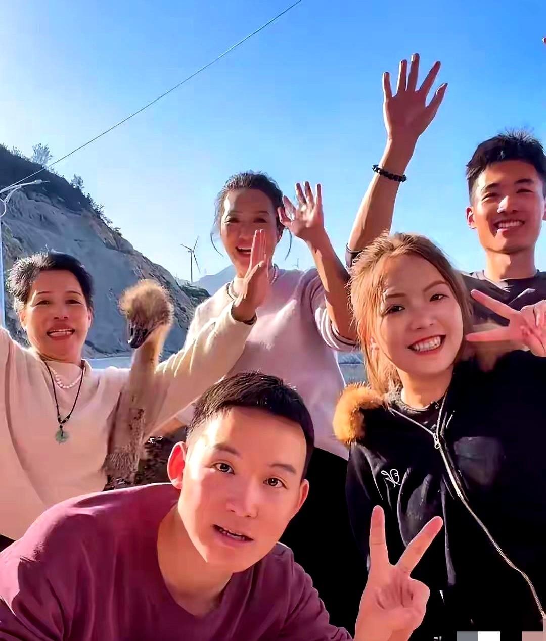 一场直播奇迹诞生！海军为了帮妈妈还清家里的债，浩男就把自己的大号直接送给了挚友