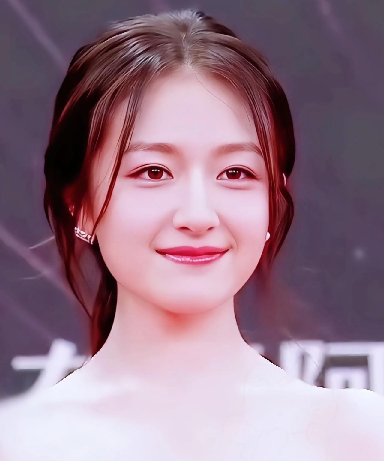 甜美可人、颜值爆表的李兰迪，宛如从梦幻中走来的精灵，每一次亮相都散发着迷人魅力，