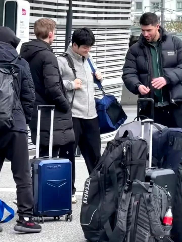 要不说，樊振东是讲究人！有人在车站偶遇樊振东，左右肩膀各一个包，看着都不轻！即