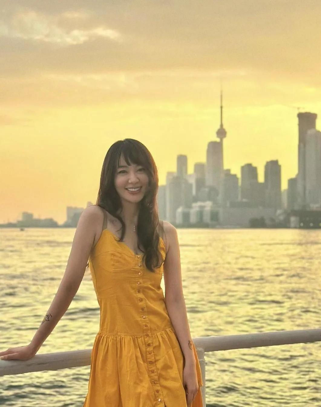 童年回忆《还珠格格》金锁，如今的模样让人感慨。一身明媚黄裙子，海边随拍松弛自在