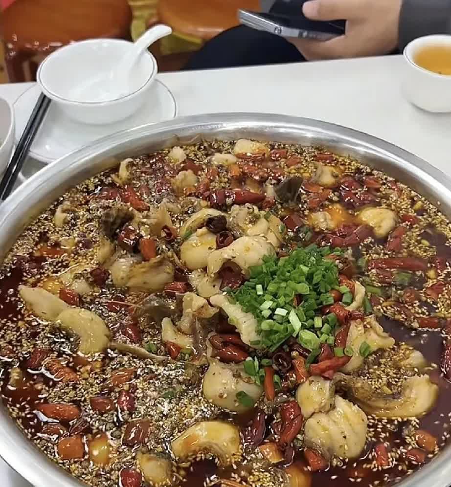浙江杭州一女子在饭店点了一条4斤的大鱼，上桌后觉得鱼肉少，怀疑缺斤少两。她用电子