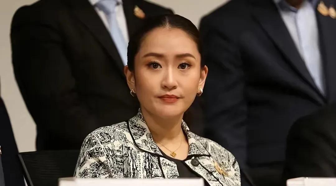 佩通坦想着与洪森这个家伙的通话，就有些的脑袋瓜子嗡嗡作响，她已经被要求辞职，而且