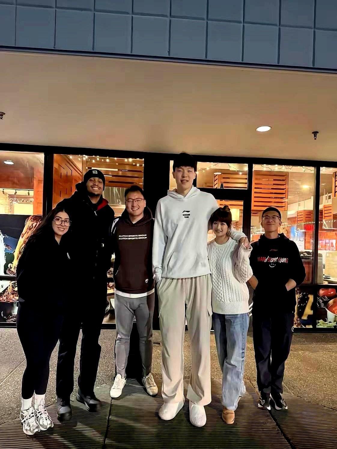 开拓者对杨瀚森是真上心啊！北京时间11月26日消息，开拓者多位随队记者证实，