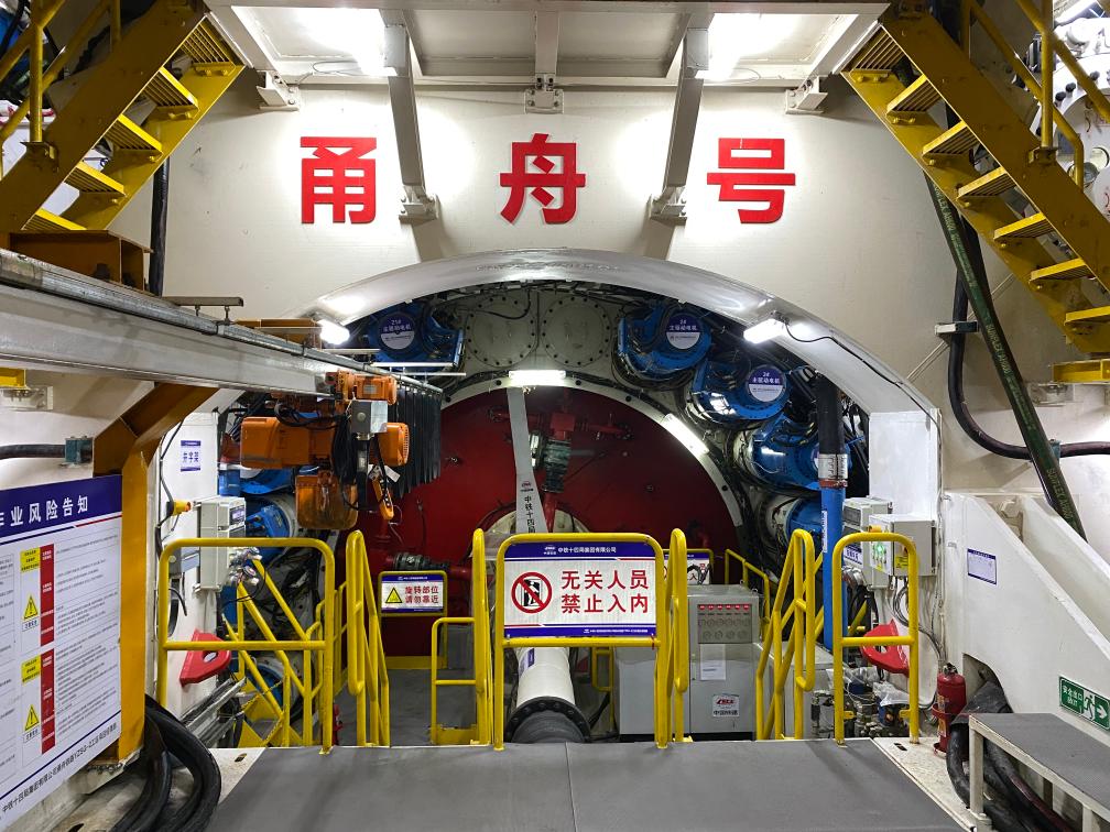 决胜“十四五” 打好收官战丨世界最长海底高铁隧道中的火热干劲