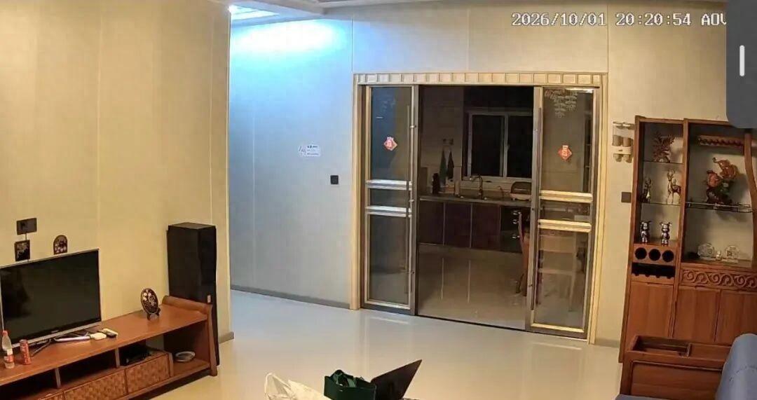 福建平潭，一女子花282元整租了一套三室一厅的民宿，入住后洗完澡穿着随意经过客厅