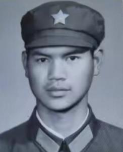 他是收复老山战役中牺牲的第一位烈士，他叫布义全，1965年1月出生于云南省文山州
