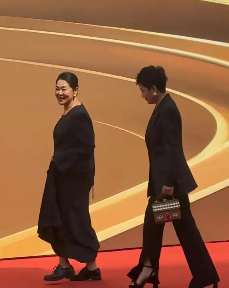 倪萍与张凯丽以全黑造型亮相红毯，演绎不同风华！66岁倪萍虽然一头黑发，但脖子前倾