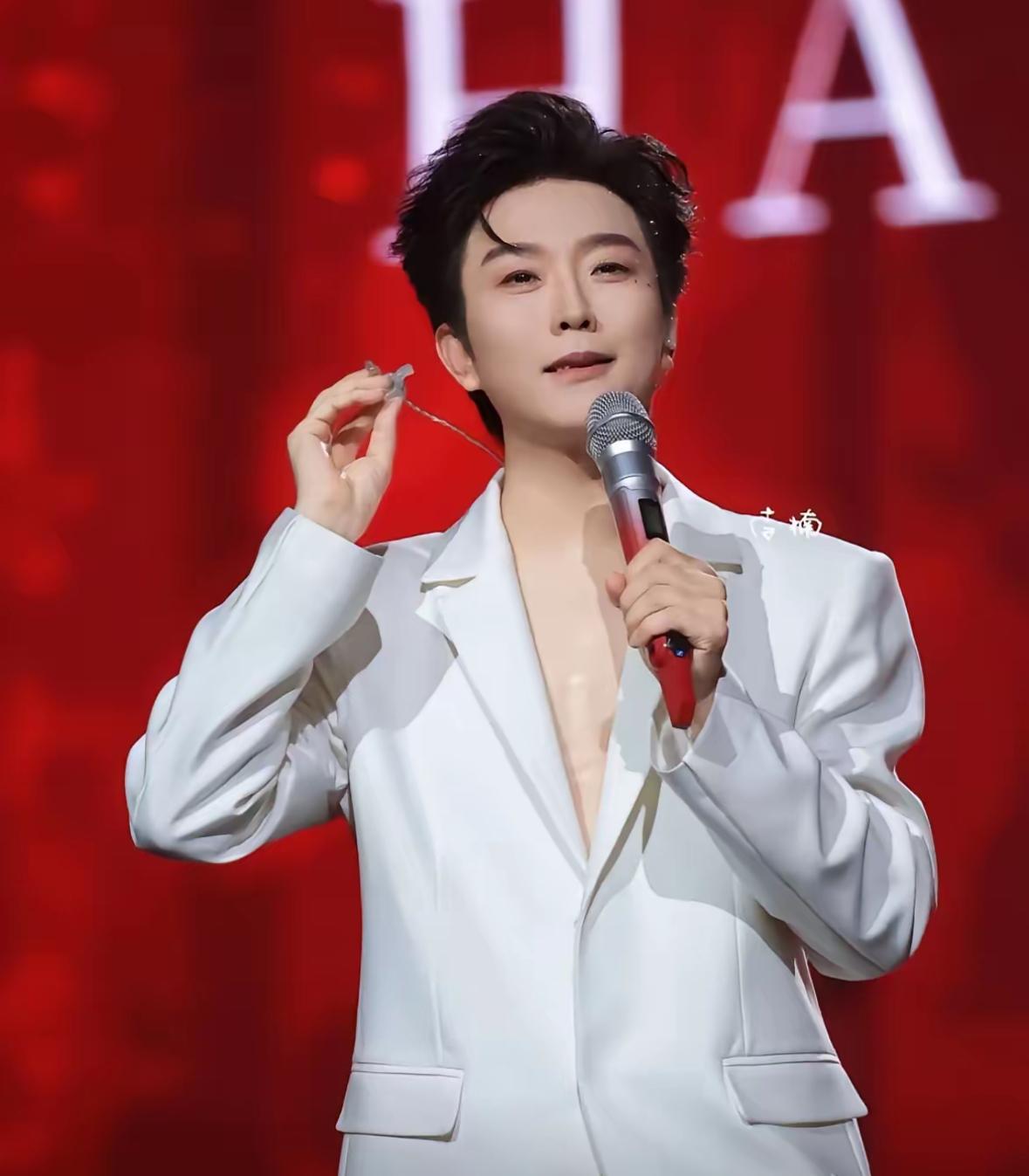 查了一下《万疆》的版权归属，词是李姝写的，曲是刘颜嘉作的，李玉刚是原唱。很多人第