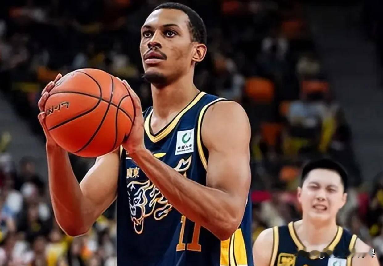 贝兹利和奎因综合实力对比如下:1.得分能力贝兹利<奎因，2.组织能